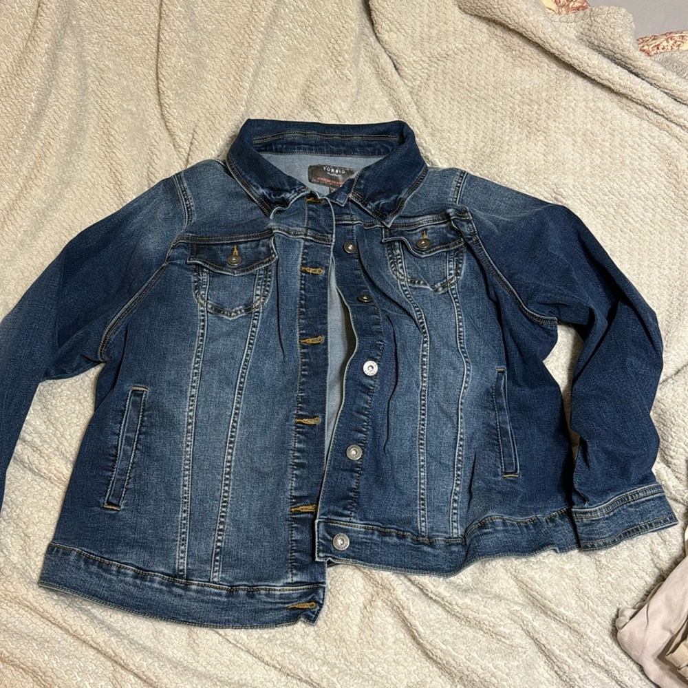 TORRID Stretch Blue Denim Medium Wash Button Front Trucker Jacket Women's 4x